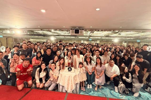 香港女星庆42岁生日！粉丝送露臀性感公仔！晒照大赞：又大又圆